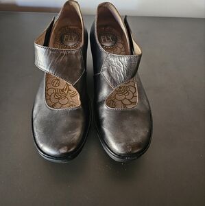 Fly London Yasi Antique Silver Pewter Mary Jane Wedge SZ EU 40 (US 9-9.5)